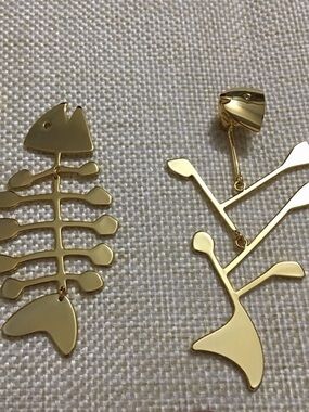 Tory Burch Gold Fishbone Mismatched Drop Earrings